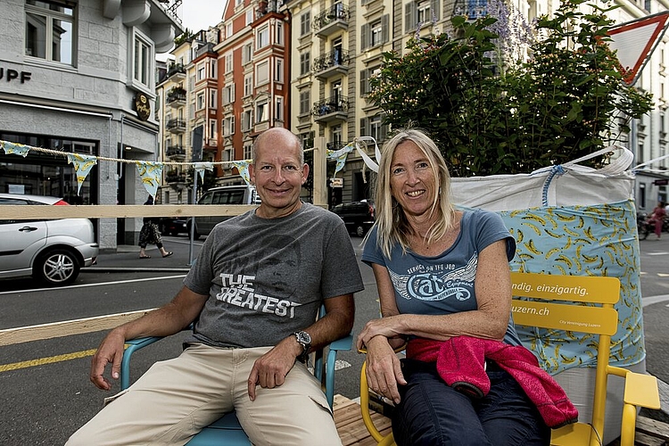 Der Rohbau von aussen fügt sich nahtlos ist die Umgebung ein. Daniel Moser und Beatrice Henzi finden es für Touristen, die Luzern besuchen, super, mal eine Pause im Pop-up-Park machen zu können.