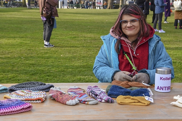 Flavia Borer ist im Strickstreik – sie hatte einen Stand mit selbst gestrickten Sachen, welche gegen eine Kollekte erworben werden konnten.