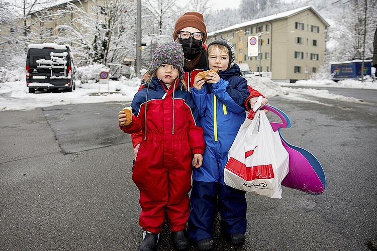 Philipp Hostettler schlittelte zuerst mit den Kindern Leonie und Lukas und nahm danach auf dem Nachhauseweg seine Pastete mit.