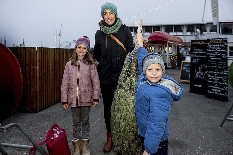 Für Lena ist der Baum «schön» und für Jonas ist er «nicht zu dick». Diese Argumente haben Mutter Barbara Zberg überzeugt.
