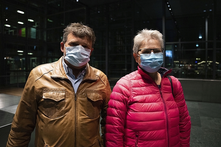 Das Geschenk gefällt. Peter Meier freut sich über die Einladung seiner Schwester, Mirjam Schumacher.