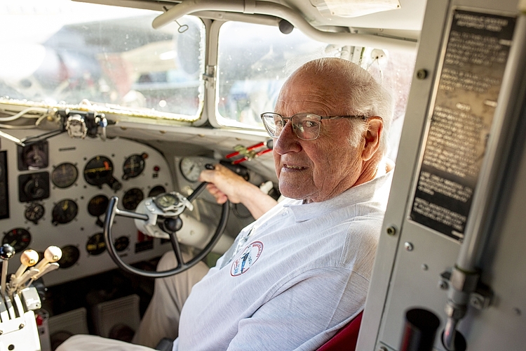 Heinrich Saladin traf man im Cockpit genau jenes DC-3-Flugzeugs an, in dem er 1964 Fliegen gelernt hat.