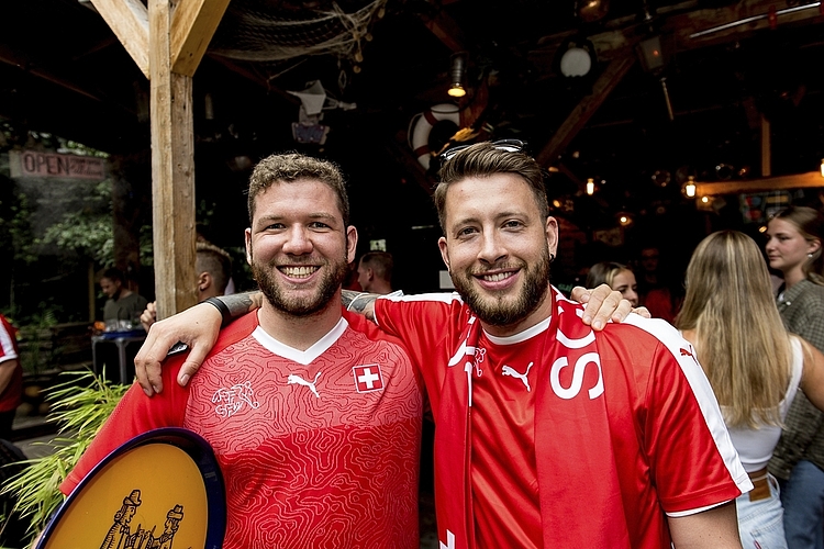 Seit dem Achtelfinalspiel gegen Frankreich fieberten Benjamin Huber und Leandro Ribary (v. l. n. r.) um einen Sieg.