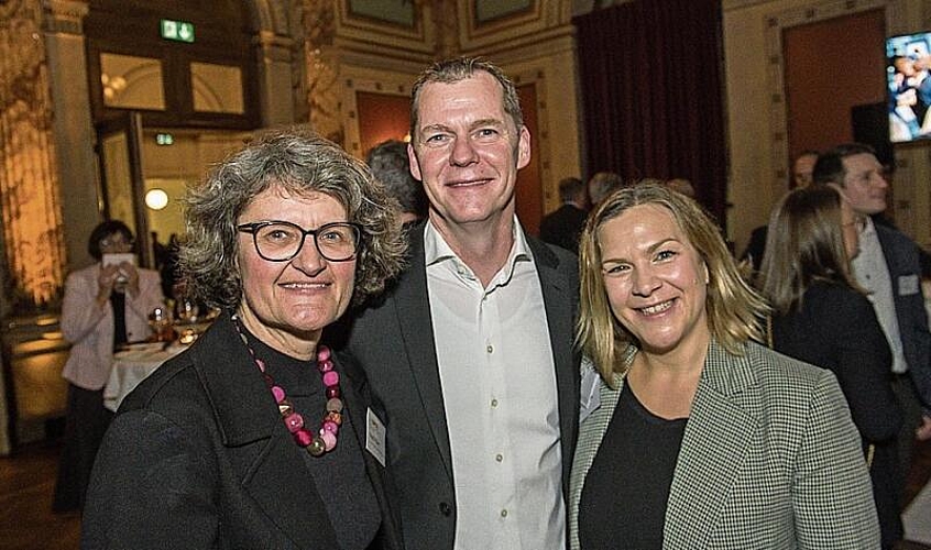 Von links: Das Jahresmotto der IHZ, «Bewegen», nehmen Brigit Fischer, Fischer Projekte + Kommunikation GmbH, Clemens Hunziker, Gustar AG, und Barbara Palermo, Palermo Immobilien, ernst.