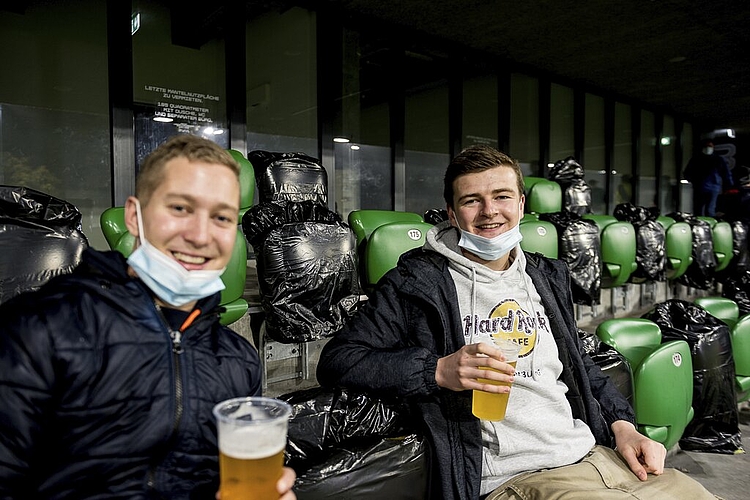 Gino Christen und Michael Krummenacher (von links) sind Trainer der Frauen-Mannschaft und sind sich sicher, dass die Passion für Fussball bei den Damen ebenso gross sei.
