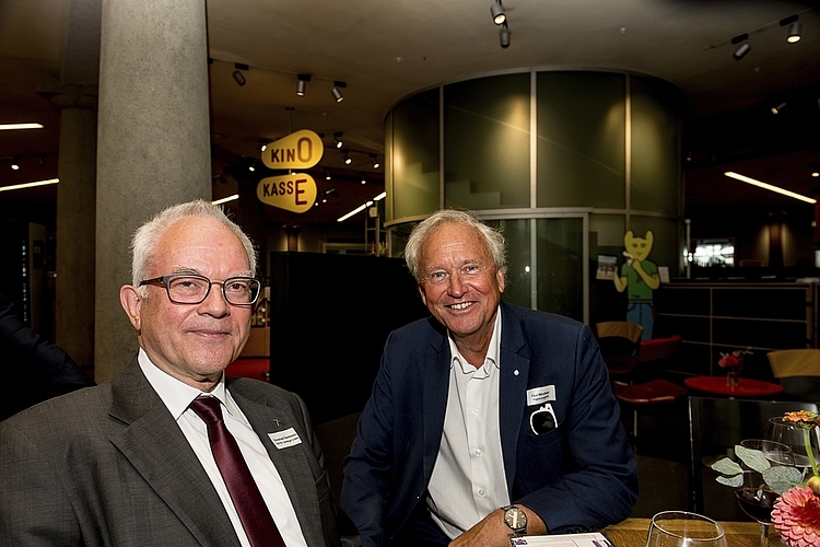 «Jedes Jahr ist am 10. August ein Gottesdienst in der St.-Antonius-Kapelle beim Denkmal», erzählt Christoph Sterkman, Stiftspropst St. Leodegar (l.), dem Regierungsrat Paul Winiker.