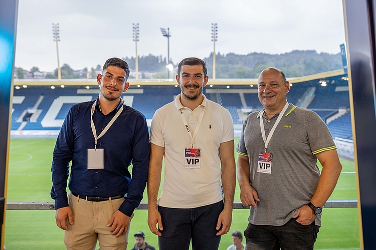 Traf man beim Apéro an: Nico Pitt (l.) und Dominik Scherrer (r.) zusammen mit Timo Rohner, dem Vize-Junioren-Weltmeister im Zweierbob.