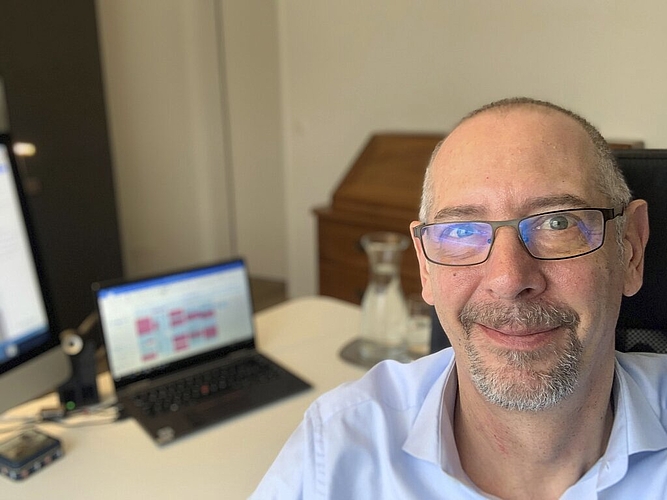 Auch fast wie Homeoffice: Olivia Bösch, Yoga-Lehrerin bei LIV lab, sagt: «Da es vor allem jetzt wichtig ist, Menschen zu unterstützen, unterrichten wir weiterhin – online.»
