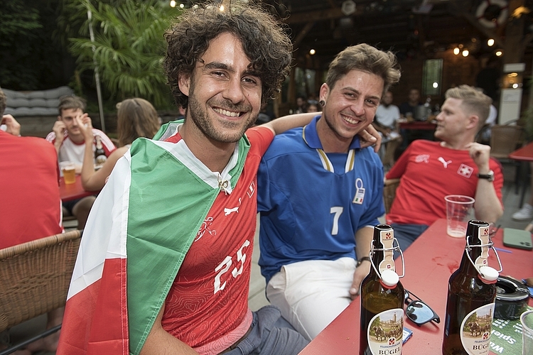 Der Vater von Donato (l.) und Sergio Allemann stammt aus Italien. Die beiden Brüder hofften deshalb auf ein Unentschieden.