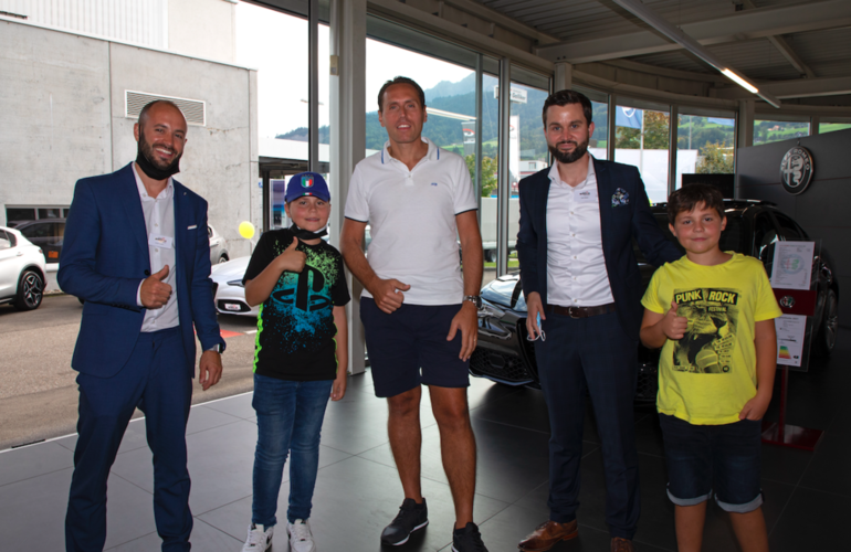 Alles Alfa-Romeo-Begeisterte: Garage-Windlin-Verkaufsberater Sandro Schito (links) und Windlin-Standortleiter Joel Müller (2. v. r.) mit Alex (2. v. l.), Francesco (Mitte) und Gabriele Mazzotta (rechts).