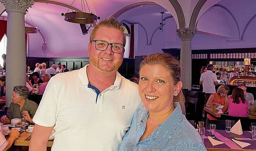Roger und Sibylle Lambrigger, Ramseier Suisse AG, sind zuständig,
dass die Fans an den heissen Spielen mit «Flüssigem» versorgt werden. Roger und Sibylle Lambrigger, Ramseier Suisse AG, sind zuständig, dass die Fans an den heissen Spielen mit «Flüssigem» versorgt werden.
