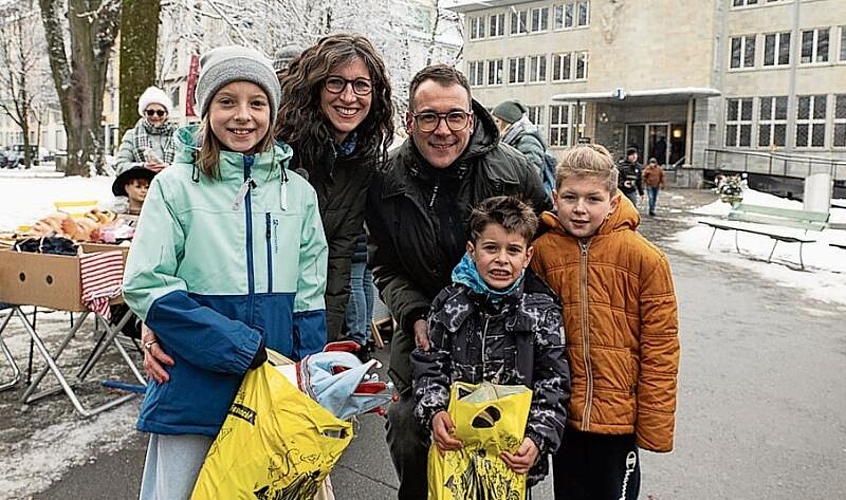 Familie Schmid mit Caroline und Kevin und den Kindern Leonie (l.), Camil und Niklas (r.). Caroline hat einen Grend gekauft, und die 70-jährige Vorbesitzerin erzählte ihr die Geschichten, die sie mit dem Grend erlebte.