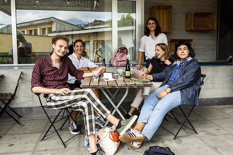Für Leon Schulthess, Elias Balmer, Skandar Khan, Steffi Behrens und Priya Kumar (v. l.) von der Juso ist es wichtig, dass junge Leute wie sie den politischen Diskurs mitprägen.