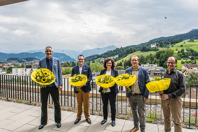 Der neue Krienser Stadtrat: Roger Erni (FDP), Marco Frauenknecht (SVP), Stadtpräsidentin Christine Kaufmann (CVP), Maurus Frey (Grüne) und Cla Büchi (SP) (v. l.).
