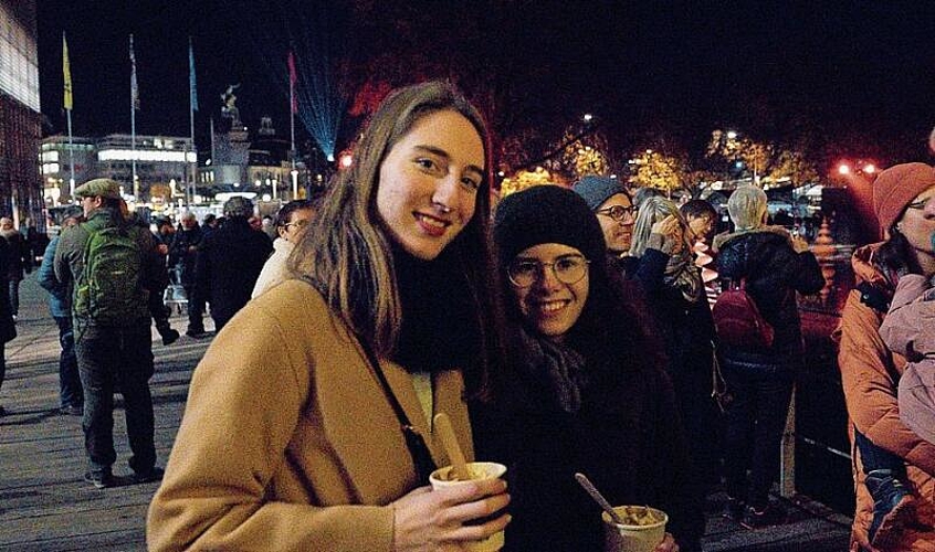 Ramona Fähndrich (l.) erinnert sich an ihre Kindheit, als sie in der Adventszeit in die Stadt zum «Liechtli-Luege» kam. Nora Schmid findet die Stimmung schön und ergänzt, dass der Stromverbrauch zu viel sei.