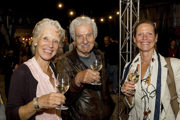 Von links: Silvia Planzer, Erwin Kuster und Valeria Gunz tranken Von links: Silvia Planzer, Erwin Kuster und Valeria Gunz tranken einen auf den Zirkus Monti und die sagenhaften grossartigen Darbietungen.