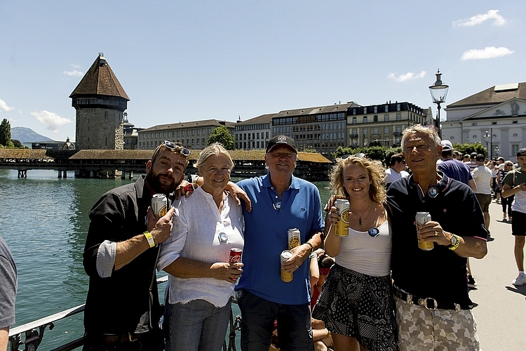 Halfen mit beim längsten Anstossen der Welt fürs Guinnessbuch der Rekorde (von links): Michael Häfliger, Ina, Paul (Regierungsrat), Astrid und Kusi Winiker.