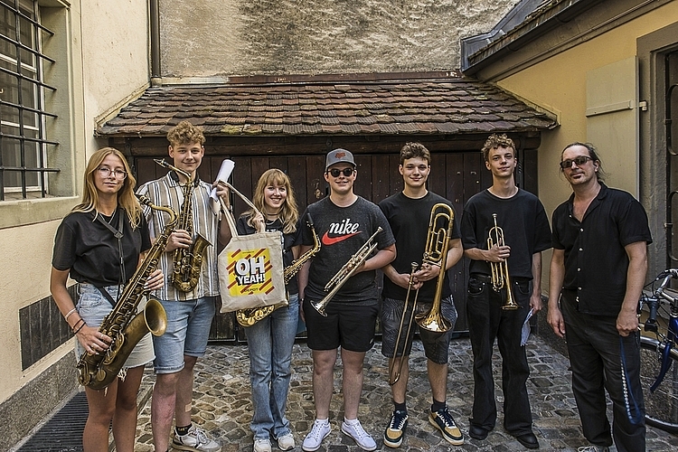 Lokale Musik mit der Big Band der Musikschule. V. l.: Julia Zimmermann, Julian Amrein, Aiyana Sammer, Luca Felder, Matteo Emanuele, Samuel Zehnder, unter der Leitung von Christoph Erb.