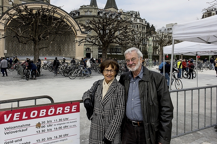 Ursula und Kurt Bühlmann entrümpeln ihren Keller und planen, bei der nächsten Velobörse dabei zu sein. «Dafür behalten wir die Ski weiterhin», meinten sie lachend.