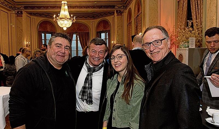 Von links: Silvio Bonetti, Christoph Bucher, Jessica Andrich und Isidor Schwegler vom Hüsler Nest unterstützen die Noggeler-Guggenmusik.