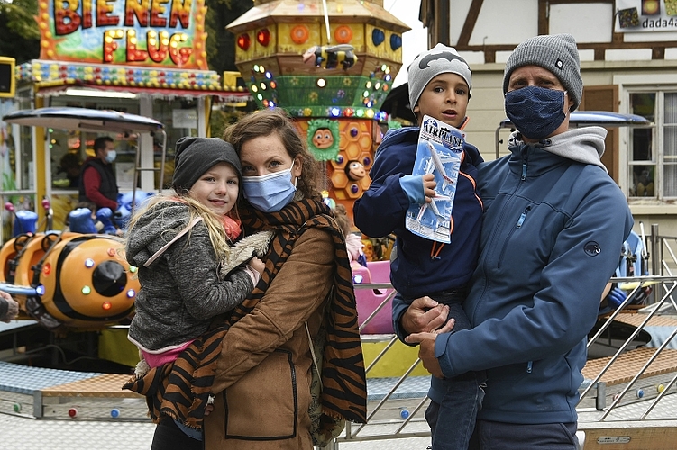 Amélie und Corinne Kiener mit Eric und Martin Viegas (von links) finden es toll, dass man noch irgendwo hin darf, um den Kindern eine Freude zu machen und Freunde zu treffen.