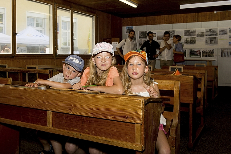 Von links: Joe, Maila und Yael waren erstaunt, was alles in die 100 Jahre alten Schulpulte passt, die vom Schulmuseum Bern stammen.