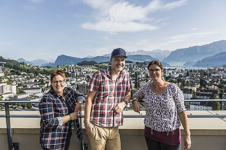 Claudia Studer, Dominic Cotter und Yvonne Gedeon (von links) wohnen in der Nähe. Einen Blick auf Horw und Kriens liessen sie sich nicht entgehen.
