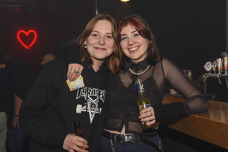 Jana Hilfiker und Angelin Sigrist (v. l.) sind spontan an die Party gekommen und freuen sich über die vielen Leute.