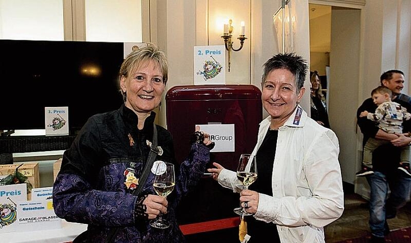 Beatrice Stangl (links) und Karin Stauber hofften, den zweiten Tombola-Preis zu gewinnen.