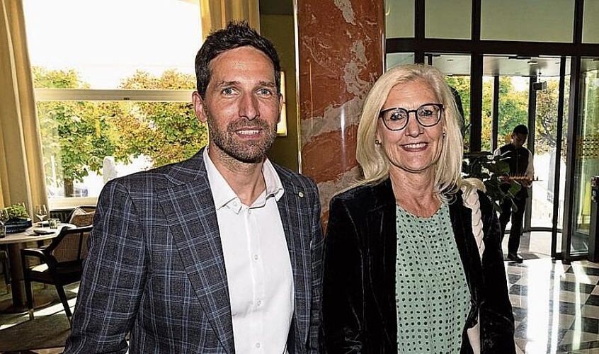 Marco Zemp und Regina Waldis von der Geschäftsleitung von Luzern Tourismus begutachteten detailliert das neue Filetstück des hiesigen Hotelangebotes.