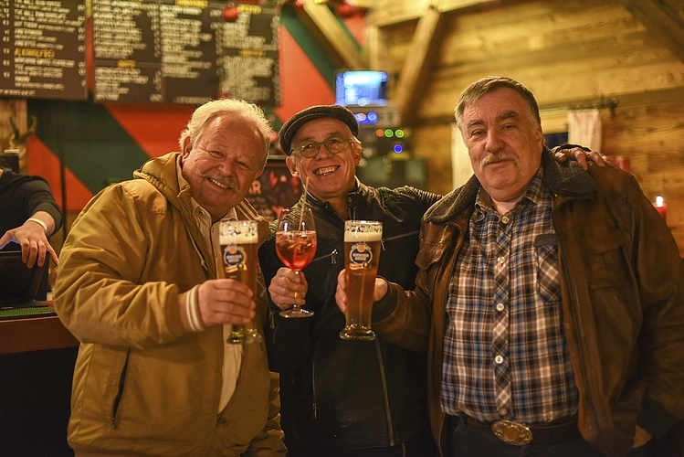 Von links: Erik Wolfschläger, Peach Troxler und Kurt Roos fanden die Stimmung toll und die Durchmischung von Jung und Alt super.