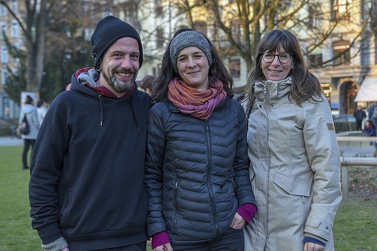 «Wir wollen ein Zeichen setzen für Frauenrechte und Gleichstellung. Wir sind auf dem Weg, aber noch nicht am Ziel angelangt», meinten (v. l.) Simon Merz, Lea Graber und Karin Ferraro.