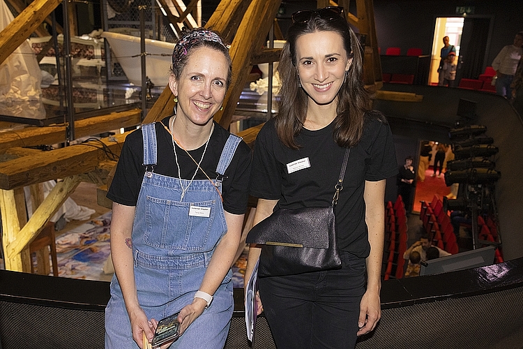 Tanja Weis (links) ist für den Social-Media-Auftritt des LT zuständig, somit immer mit Handy in der Hand, Marion Bühler ist Co-Leiterin des Einlasses und der Garderobe.