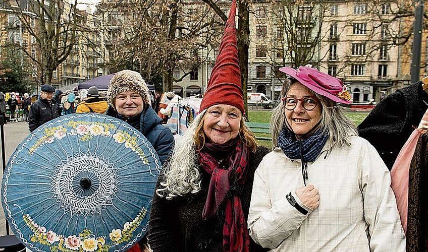 Von links: Manuela Matter, Barbara Medici und Ursula Reiser verkauften ihre selber genähten Gewänder.