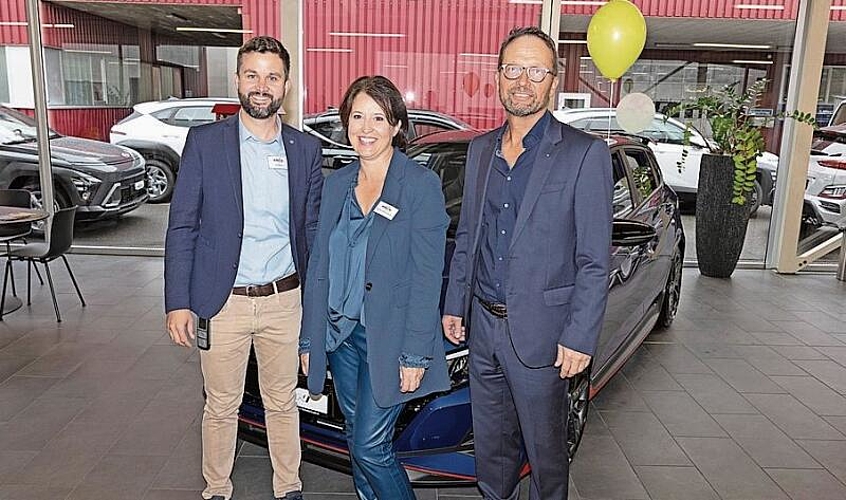 Viele Gäste in der Garage Windlin in Kriens. Standortleiter Joel Müller (links) sowie Inhaberpaar Madeleine und Roland Michel-Windlin konnten intensiv Neuheiten von Hyundai, Alfa Romeo und Jeep vorstellen.