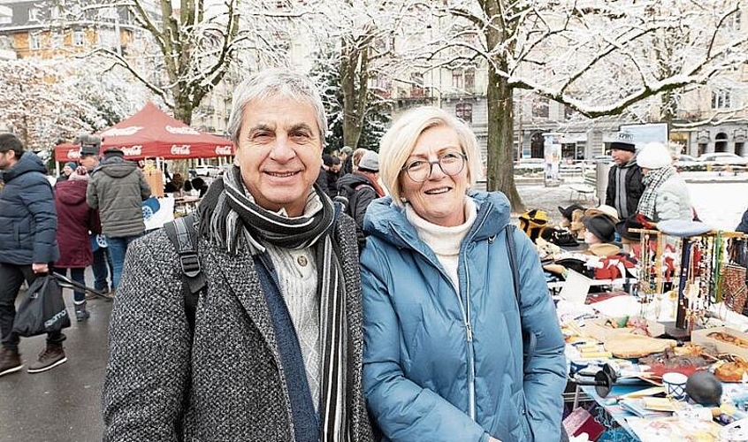 Etwas Farbiges zu ihrer Clownverkleidung fanden Raimund Bühler und Megi Rohrer.