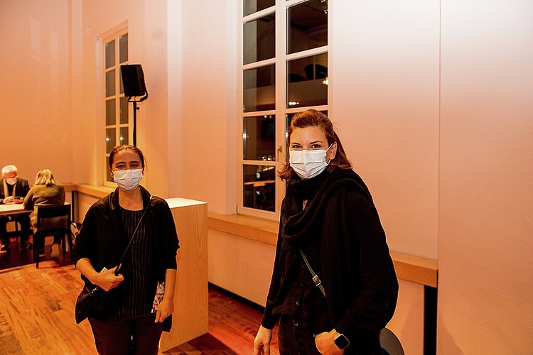 Die Tickets haben Patricia Peter (links) und Valentina Fontana geschenkt bekommen und die vier Romane verschlungen.