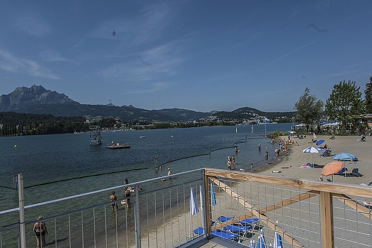 Nach dem Morgenschwimmen geniessen Ulrike und Kaspar Meier den Kaffee im Lido.