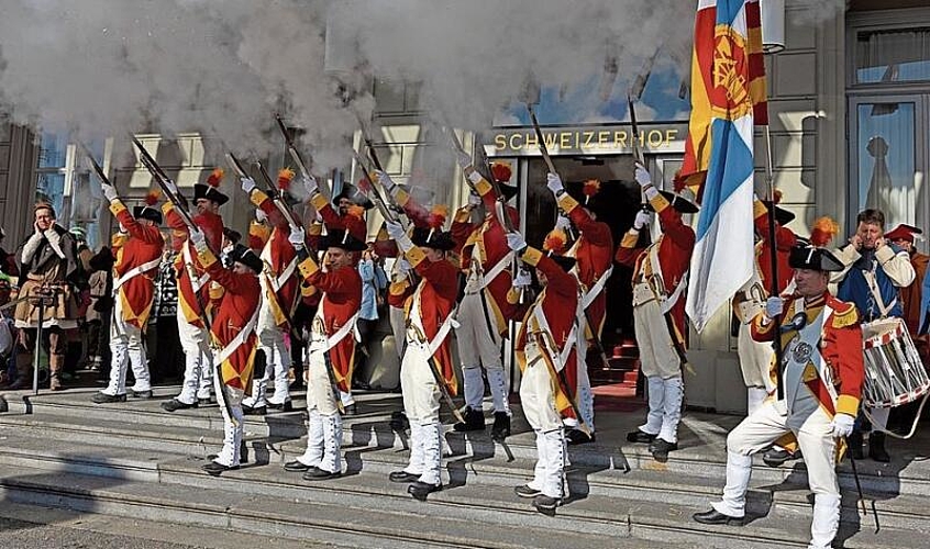 11.30 Uhr: Die Grenadiere der Zunft zu Safran sind am Schmudo im Intensiveinsatz. An jedem Halt des Fritschi-Zugs wird perfekt choreografiert und inszeniert geschossen.