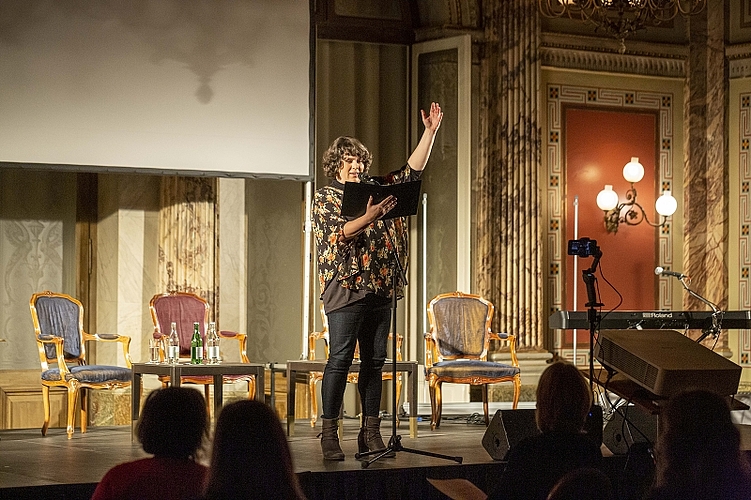 Patti Basler fasste den Abend in gewohnt bissiger Manier in Form von verbalen Seitenhieben in sämtliche Richtungen zusammen. Lediglich die Schutzmasken vermochten das Lachen zu dämpfen.