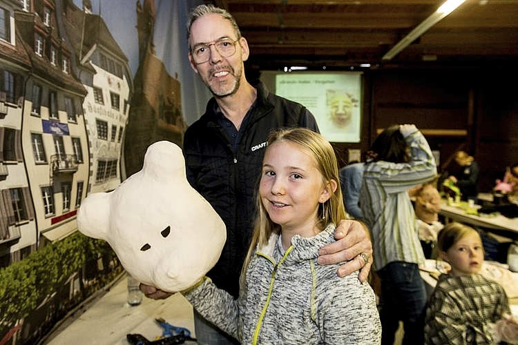 Mit ihrem Vater Mario Bucher hat Jolina dem Bärengrend das Fell angeklebt.