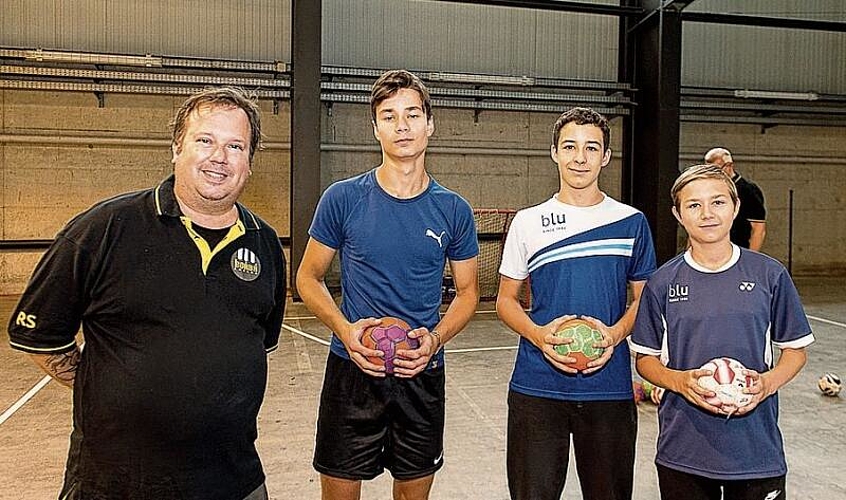 Von links: Roger Schneble, Präsident BSV Borba, Linus Küttel, Gabriel Häfliger, Noel Hobi. Die Badmintonspieler nutzten die Gelegenheit, Handball auszuprobieren.