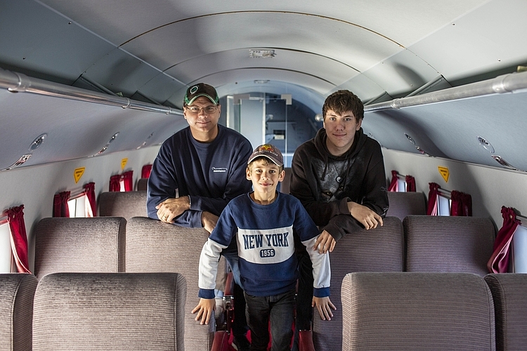 Von links: Stefan, Lukas und Janik Habegger nutzten die Gelegenheit, um die Flugzeuge im Verkehrshaus ausnahmsweise von innen zu inspizieren.