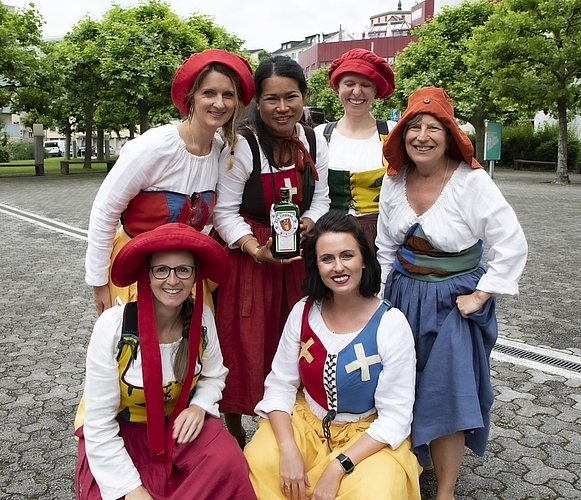 Die Marketenderinnen des Vergnügungskomitees 2021/2022: (vorne, v. l.) Priska und Simone, (hinten) Nadine, Nittaja, Nicole, Bettina.
