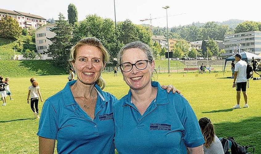Nadja Stöckli (links) und Livia Lampart vom Infostand beantworteten viele Fragen.
Als ein Herr mit dem Baby unter der Arm nach einer Sportart fürs Baby fragte,
meinten sie augenzwinkernd: «Yoga-Akrobatik!» Nadja Stöckli (links) und Livia Lampart vom Infostand beantworteten viele Fragen. Als ein Herr mit dem Baby unter der Arm nach einer Sportart fürs Baby fragte, meinten sie augenzwinkernd: «Yoga-Akrobatik!»