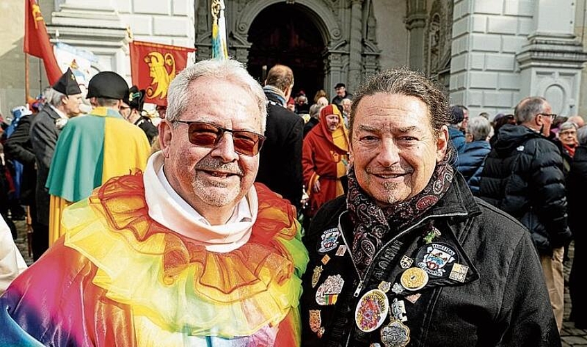 Nach der Guuggermesse in der Hofkirche: Chorherr Beat Jung (l.) und Bruni Schmid, nächster LFK-Präsident, freuen sich auf eine fröhliche und friedliche Fasnacht 2025.