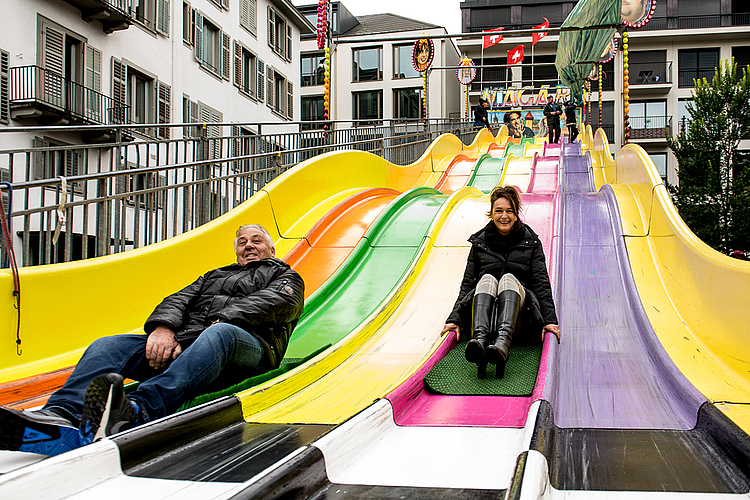 Die Schausteller Eugen und Lisa Zanolla testen als erste ihre Rutschbahn und freuen sich auf die nächsten zwei Wochen Chilbibetrieb.