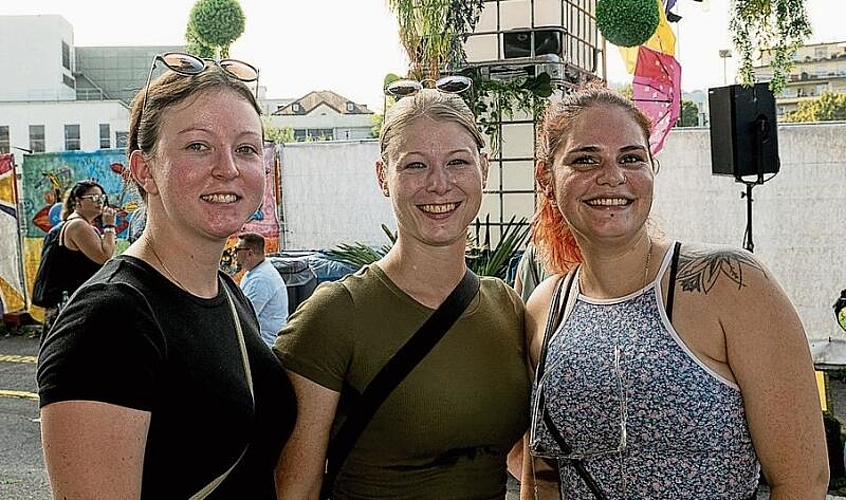 Von links: Nadia Schriber, Jacqueline Wandeler und Eliane Krähenbühl
sind gerne glücklich, und das sind sie immer an einem Festival. Von links: Nadia Schriber, Jacqueline Wandeler und Eliane Krähenbühl sind gerne glücklich, und das sind sie immer an einem Festival.