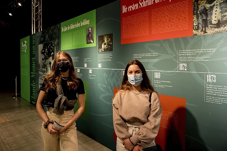 Linda Meyerhans und Emilie Keiser (von links) sind kunstbegeistert und möchten heute einiges über den Maler Monet erfahren.