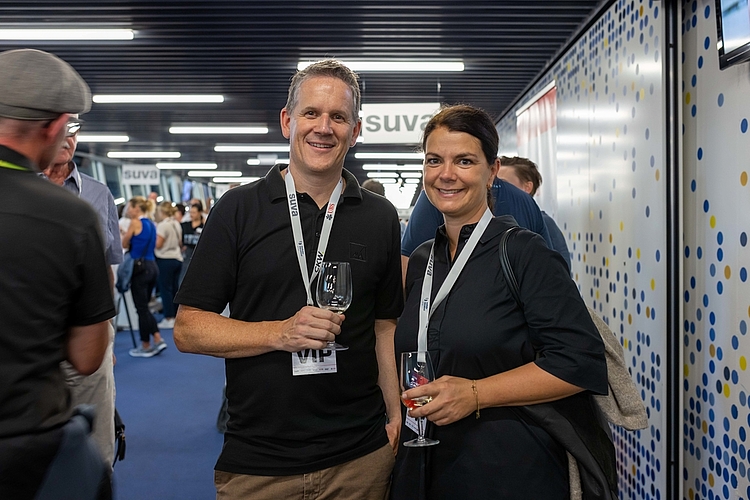 Roger Christen von der AXA, dem Disziplinsponsor der U16-Läufe, traf man mit seiner Frau Mirjam an.